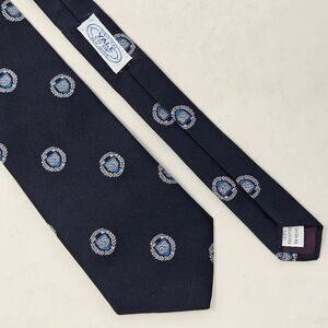 YALE UNIVERSITY LAW SCHOOL RIVETZ OF BOSTON POLY TIE CREST NAVY BLUE 3.5" X 55"
